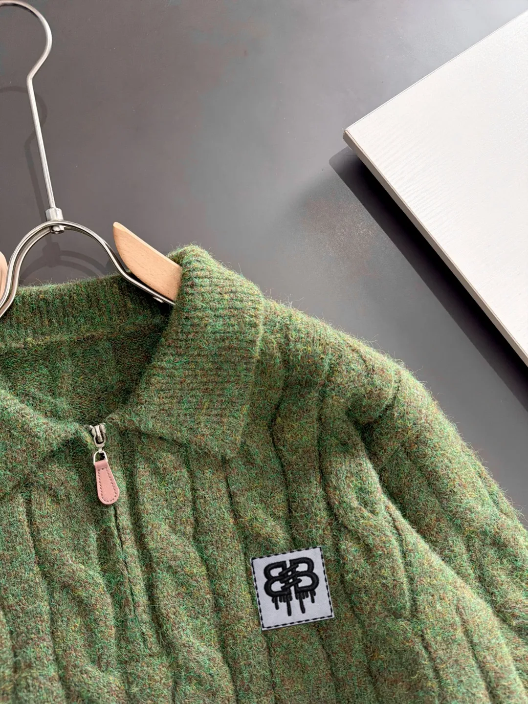 Next day shipping P195 Balenciaga high quality 2026 autumn and winter official website latest sweater, on sale at the same time at the counter Hot Sale! Specially made of wool blended fabric. It feels comfortable and can be directly in contact with the skin. The logo badge is exquisitely embroidered, which is extremely eye-catching! The details highlight the fashionable charm of big brands. Exquisite workmanship. Three-dimensional cutting style. The wearing effect is invincible and handsome! All three standards are complete! Sizes:M-3XL
